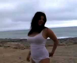 Epic indian honey Sunny Leone showcases her hefty funbags in